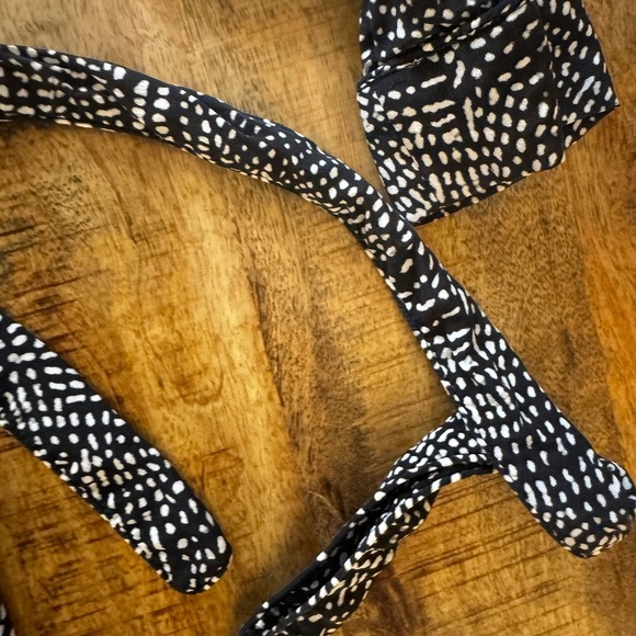 H&M Black White EUC Patterned button up down Blouse belt long sleeve 100% silk - Picture 4 of 7